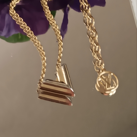 Louis Vuitton ✨️ Essentials V Necklace Gold - Picture 16 of 17